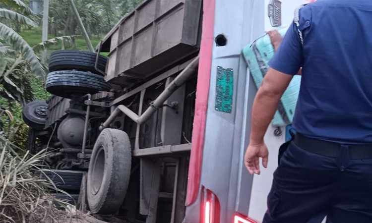 ধামরাইয়ে নিয়ন্ত্রণ হারিয়ে বাস খাদে পড়ে যাত্রী নিহত