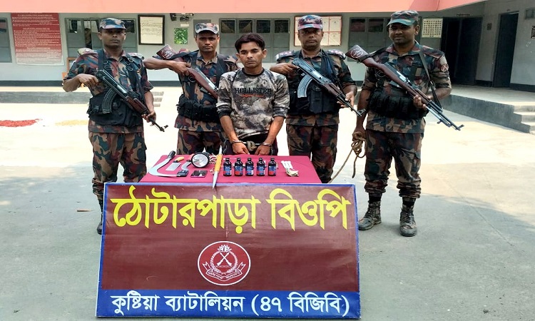 দৌলতপুর সীমান্তে অস্ত্রসহ শীর্ষ মাদক চোরাকারবারী আট