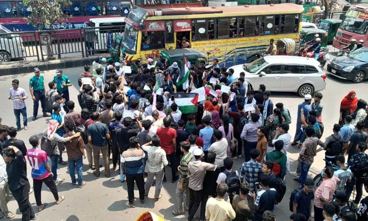 গাজায় ইসরায়েলি বর্বরতার প্রতিবাদে ঢাকায় মার্কিন দূতাবাসের সামনে বিক্ষোভ