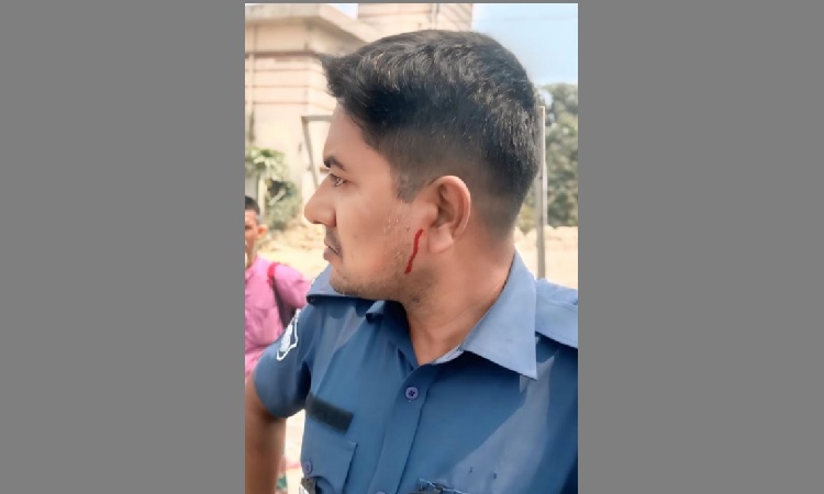 সরকার নিষিদ্ধকৃত সিএনজি চালকদের হামলার শিকার পুলিশ সদস্য