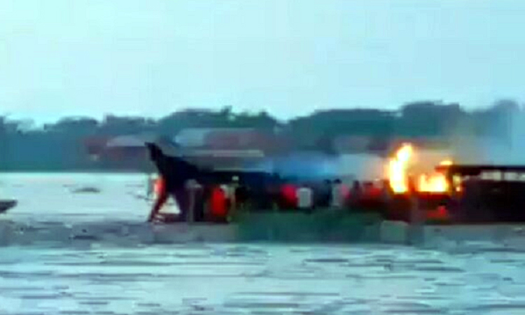 কঙ্গোতে আগুন লেগে নৌকাডুবি, শিশুসহ নিহত ১৪৮