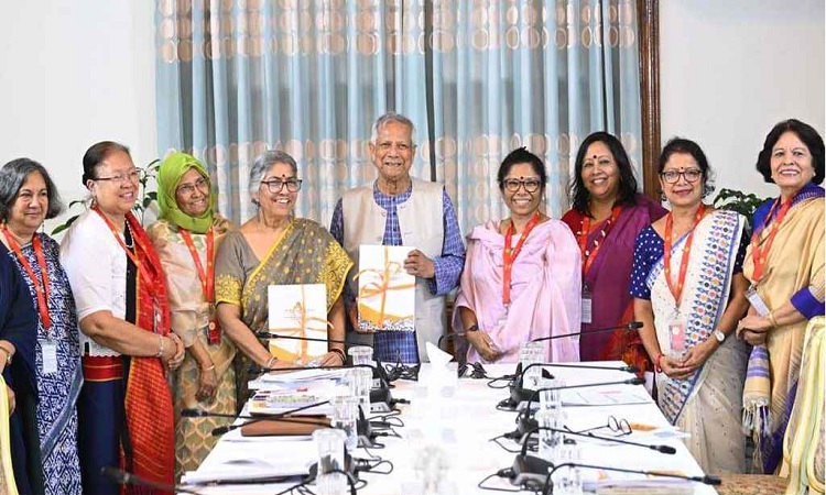প্রধান উপদেষ্টার কাছে নারীবিষয়ক সংস্কার কমিশনের প্রতিবেদন জমা