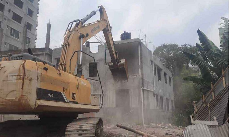 মোহাম্মদপুরে খাল উদ্ধারে ডিএনসিসি, ভাঙা হচ্ছে ভবন