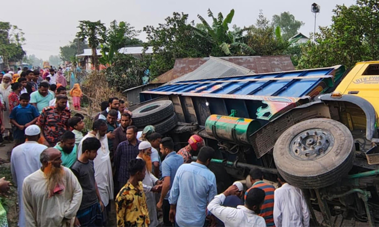 নিয়ন্ত্রণ হারিয়ে বসতঘরে ট্রাক, ঘুমন্ত নারী নিহত