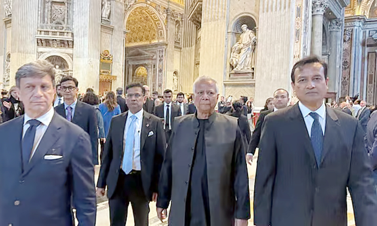 পোপ ফ্রান্সিসকে শ্রদ্ধা জানাতে সেন্ট পিটার্স ব্যাসিলিকায় প্রধান উপদেষ্টা