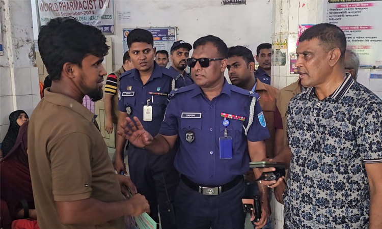 দালালের দৌরাত্ম্য রোধে শরীয়তপুর সদর হাসপাতালে পুলিশে অভিযান