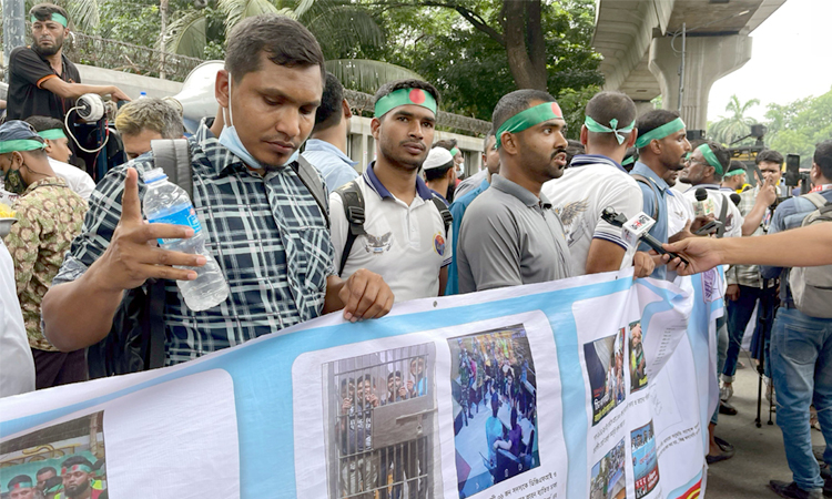প্রেস ক্লাবে চাকরিচ্যুত সেনা সদস্যদের অবস্থান কর্মসূচি