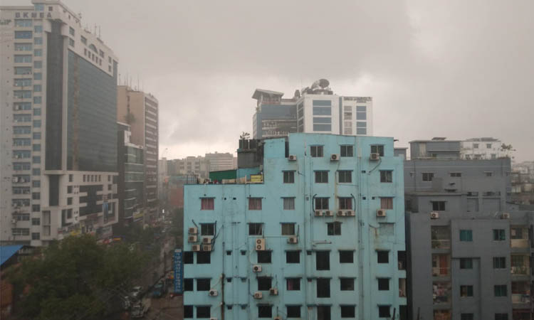 মেঘ-বৃষ্টিতেও ‘অস্বাস্থ্যকর’ ঢাকার বাতাস
