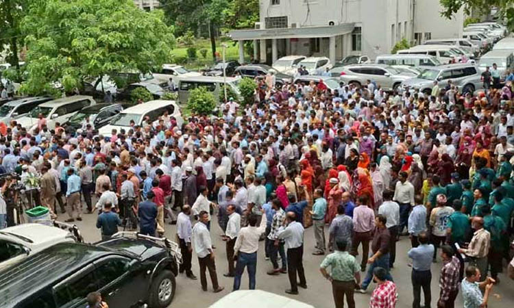 সচিবালয়ে তৃতীয় দিনের মতো বিক্ষোভ অ্যাবহত