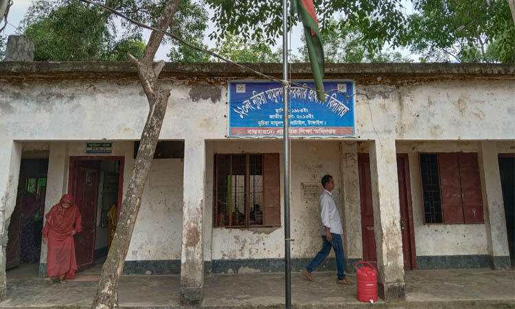 ঘাটাইলে ঝুঁকিপূর্ণ ভবনে চলছে শিক্ষার্থীদের ক্লাস!