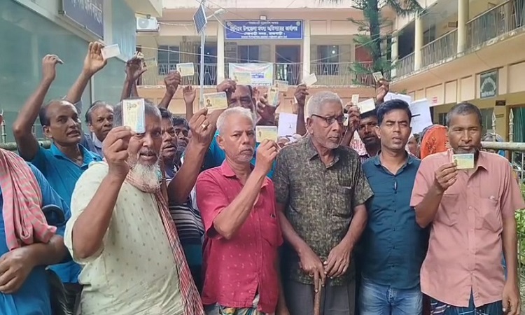 রাজবাড়ীতে চাল না পেয়ে কার্ডধারী জেলেদের বিক্ষোভ