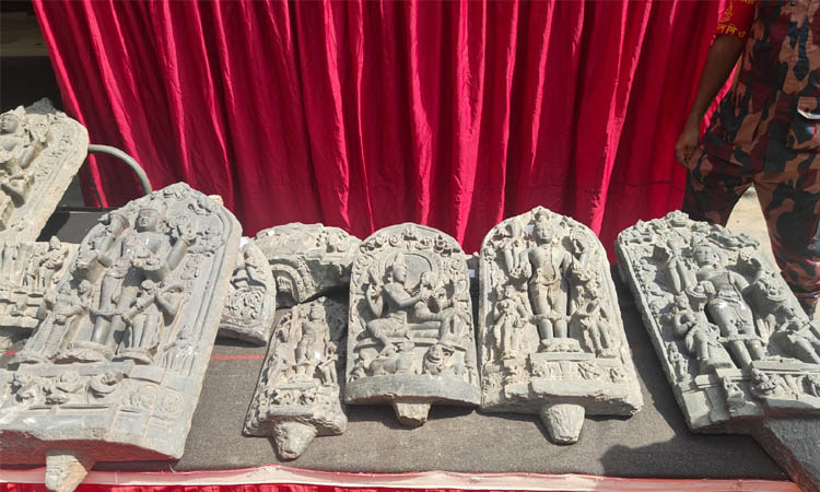 বিজিবির উদ্ধারকৃত ১৮ মূর্তি পাহাড়পুর জাদুঘরে হস্তান্তর