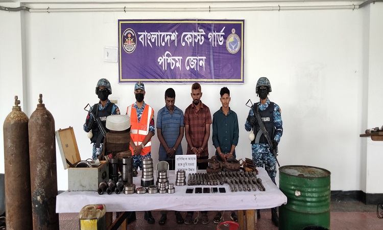 মোংলা বন্দরে জাহাজ থেকে লুট হওয়া মালামালসহ তিন জন আটক