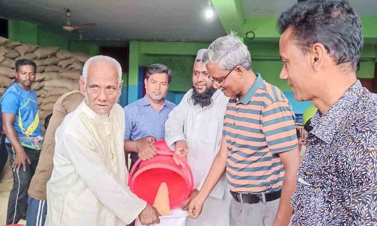 হাকিমপুর পৌরসভায় ঈদ উপহারের চাল পেলো ৩০৮১ পরিবার