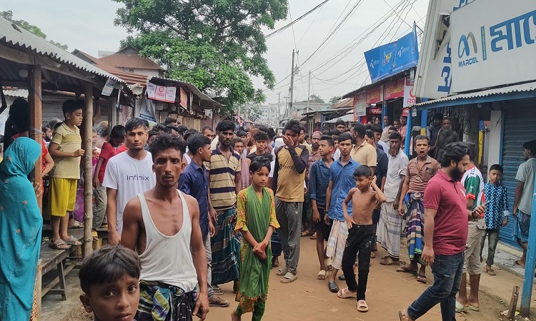 রিক্সাচালক বাবাকে লাঞ্ছিত করার প্রতিবাদ করতে গিয়ে ছেলে হলো চাঁদাবাজ!