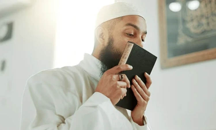 কোরআনে চুমু খাওয়া কি খাওয়া জায়েজ?