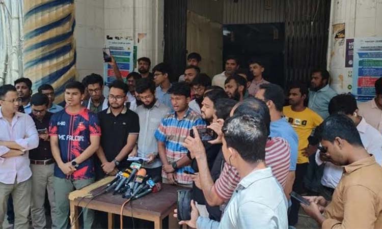 স্বাস্থ্য উপদেষ্টাকে ২৪ ঘণ্টার আল্টিমেটাম দিলেন ঢামেক শিক্ষার্থীরা