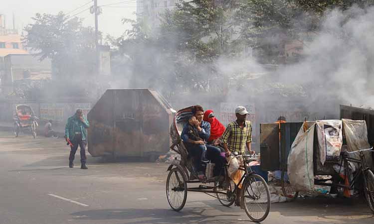 ছুটির দিনে  ঢাকায় বেড়েছে বায়ু দূষণ