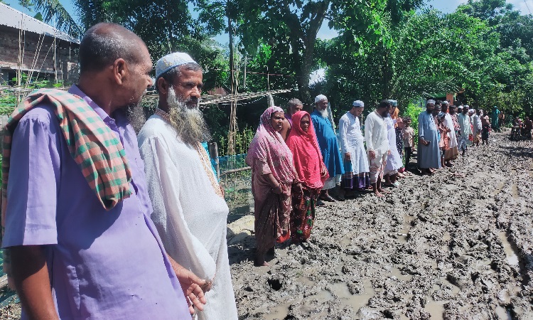 কুমারখালীতে রাস্তা পাকাকরণের দাবিতে এলাকাবাসীর মানববন্ধন