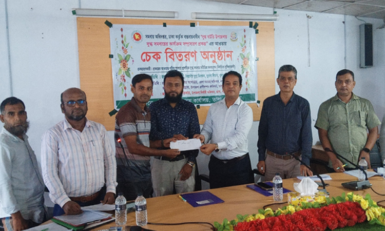 তালায় দুগ্ধ উৎপাদন বৃদ্ধিতে সমবায় সদস্যদের মাঝে চেক বিতরণ