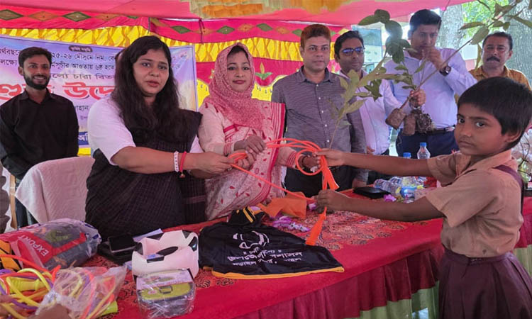 নড়াইলে সাড়ে তিন হাজার শিক্ষার্থীর মধ্যে গাছের চারা বিতরণ