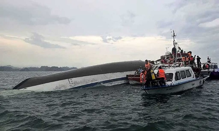 হা লং উপসাগরে পর্যটকবাহী নৌকা উল্টে অন্তত ২৭ মৃত্যু