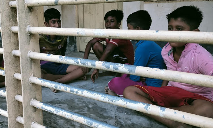 টুঙ্গিপাড়ায় মাঠের অভাবে ঘর বন্দি শৈশব