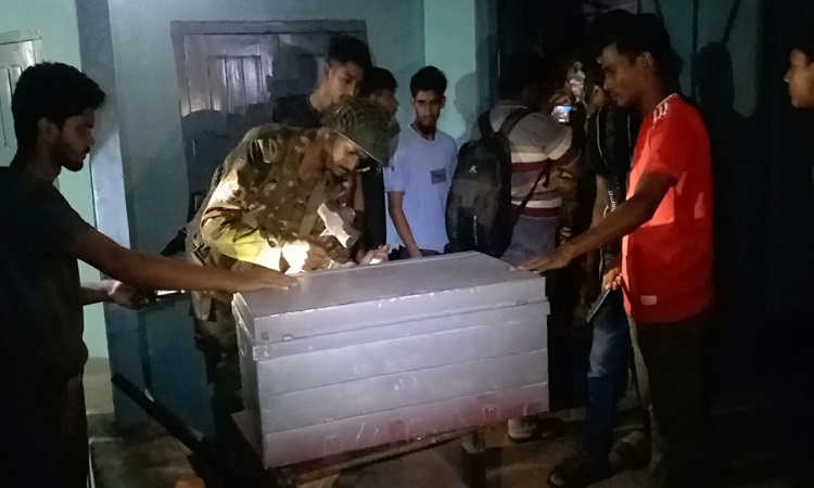 নিরাপত্তা প্রহরীর কক্ষে মিলল ২৪ বোতল দেশীয় মদ, আটক ১