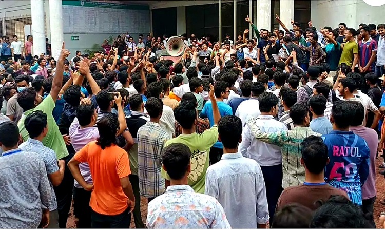 শিক্ষা উপদেষ্টা ও শিক্ষাসচিবের পদত্যাগের দাবিতে শিক্ষাবোর্ডে তালা
