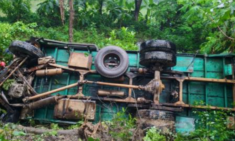 কাশিয়ানীতে নিয়ন্ত্রণ হারিয়ে ট্রাক খাদে, চালক নিহত