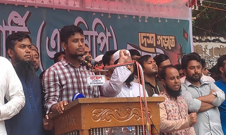 অযোগ্য উপদেষ্টাকে দিয়ে স্বাস্থ্য ব্যবস্থা পরিচালনা করা হচ্ছে : হাসনাত