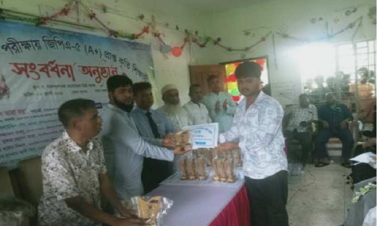 টুঙ্গিপাড়ায় জিপিএ-৫ প্রাপ্ত ৫১ কৃতি শিক্ষার্থীকে সংবর্ধনা