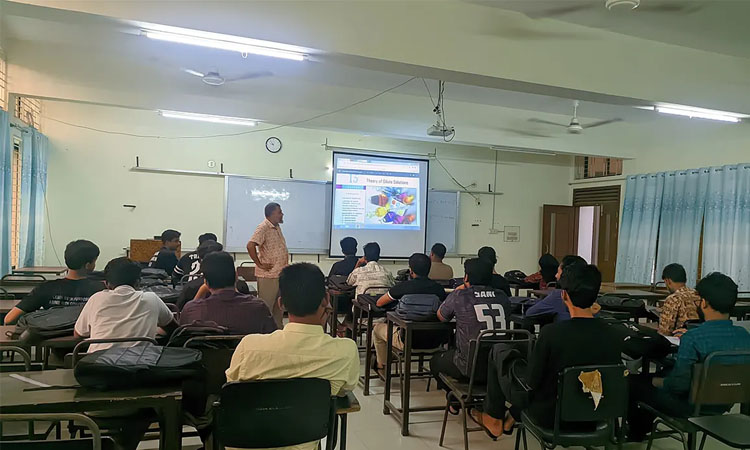পাঁচ মাস পর ক্লাসে ফিরল কুয়েট শিক্ষার্থীরা