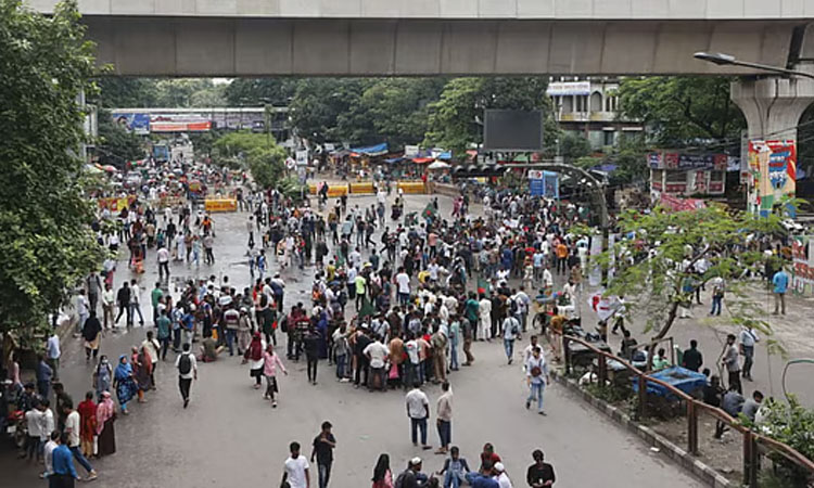 জুলাই সনদ দাবিতে শাহবাগ অবরোধ, যান চলাচল বন্ধ