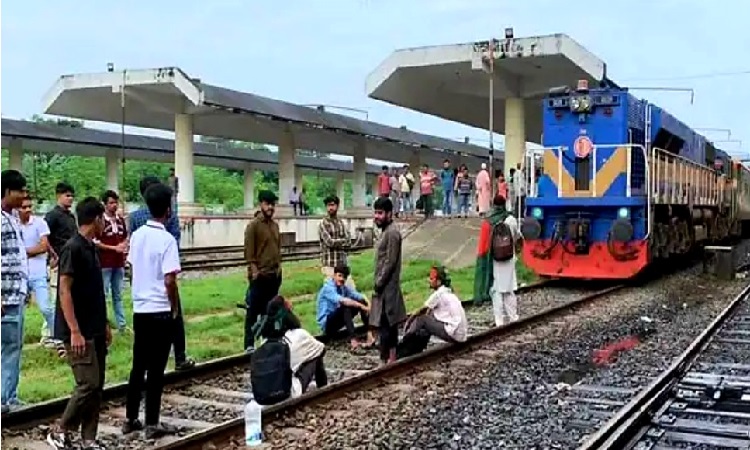 বিশেষ ট্রেন নিয়ে রাজশাহীতে বিক্ষোভ, বিলম্বে ঢাকার পথে