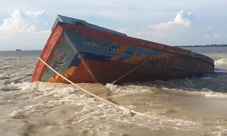 প্রবল স্রোতে ডুবে গেলো বালুবাহী বাল্কহেড