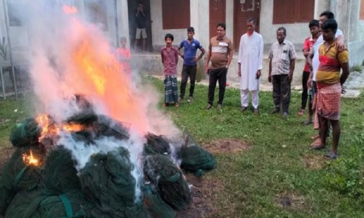 টুঙ্গিপাড়ায় অবৈধ চায়না দুয়ারী জাল ধ্বংস