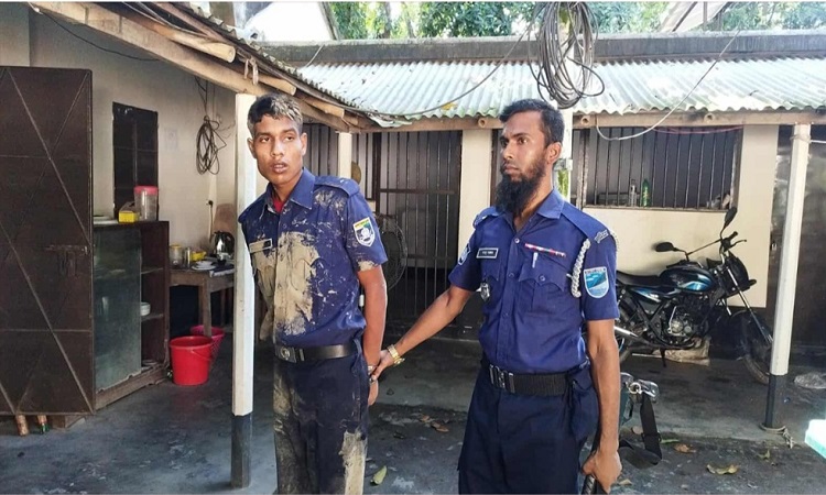 স্থানীয়দের ধাওয়ায় সেনাক্যাম্পে আশ্রয় নিলো ভুয়া পুলিশ
