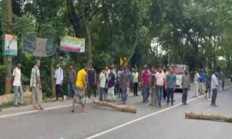 কাশিয়ানীতে বাস চাপায় বৃদ্ধা নিহত, ঢাকা-খুলনা মহাসড়ক আবরোধ