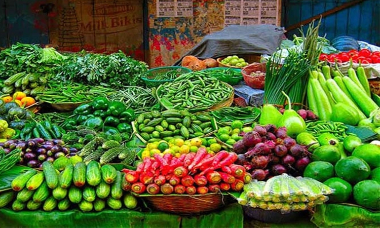 যা-ই চাই ১০০ টাকার কমে নাই সবজির বাজার