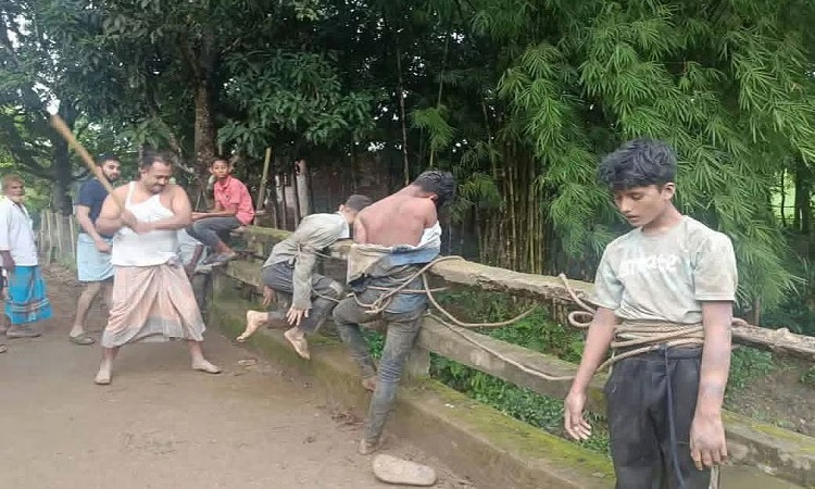 ‘চোর’ আখ্যা দিয়ে তিন কিশোরকে বেঁধে মারধর, ঘটনাস্থলেই একজনের মৃত্যু