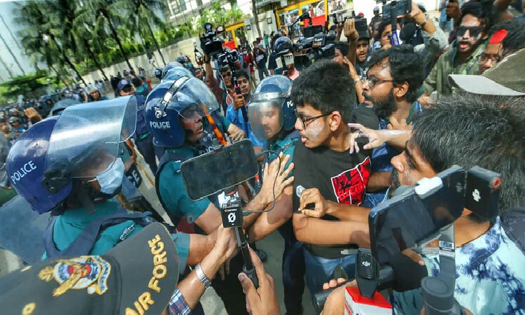 প্রকৌশল শিক্ষার্থীদের ওপর পুলিশের লাঠিচার্জে আহত ৬