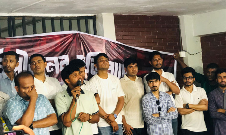 নারী শিক্ষার্থীকে গণধর্ষণের হুমকির প্রতিবাদে ঢাবি ছাত্রদলের বিক্ষোভ