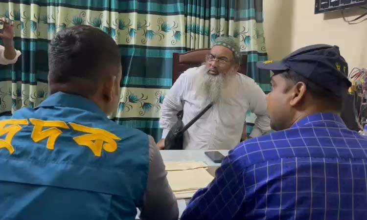 সাব-রেজিস্টার অফিসে অতিরিক্ত অর্থ আদায়, ছদ্মবেশে অভিযান