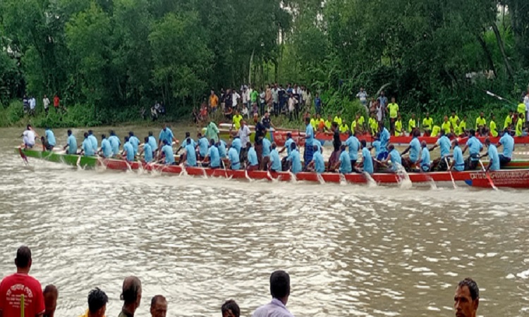 টাঙ্গাইলে এলেংজানী নদীতে ঐতিহ্যবাহী নৌকা বাইচে উৎসবের আমেজ