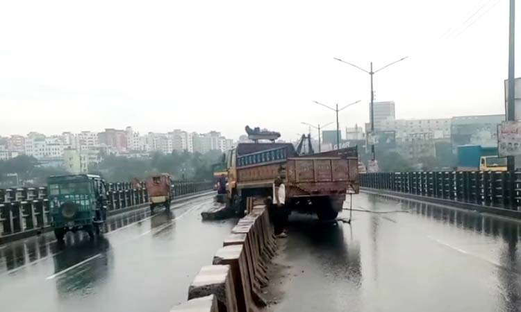 কাঁচপুর ব্রিজে সড়ক দুর্ঘটনায় দুই ট্রাক চালক নিহত