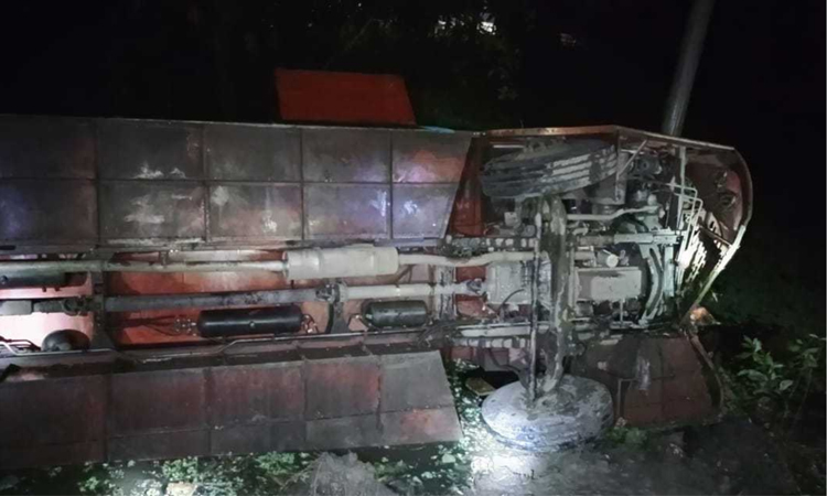 মাদারীপুরে যাত্রীবাহী বাস খাদে পড়ে নারী নিহত