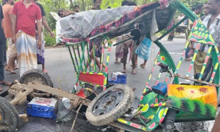 নাটোরে বাস চাপায় অটোরিকশার ৩ যাত্রী নিহত