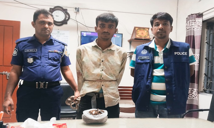 কাউখালীতে গাজাঁসহ মাদক ব্যবসায়ী গ্রেফতার