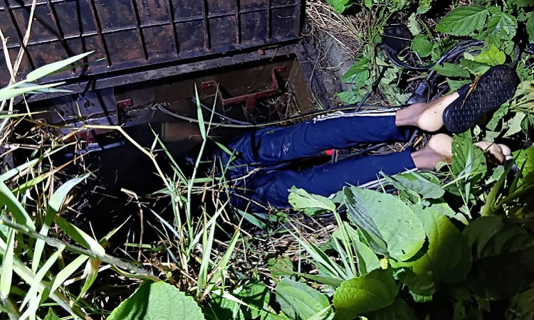 বিমানবন্দরের তার চুরি করতে গিয়ে বিদ্যুৎস্পৃষ্টে যুবক নিহত